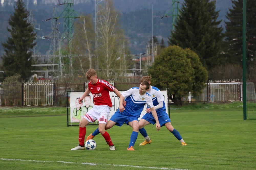 Sebastian Sobolak (nz. w środku) zdobył gola na 0-1 (fot. Natalia Styś).