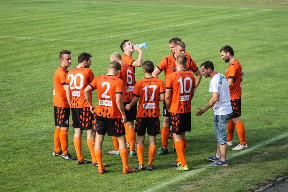 Mazurek (biała koszulka) spadł z Kolbuszowianką z 4 ligi w 2016 roku (fot. facebook.com/kolbuszowianka1948)