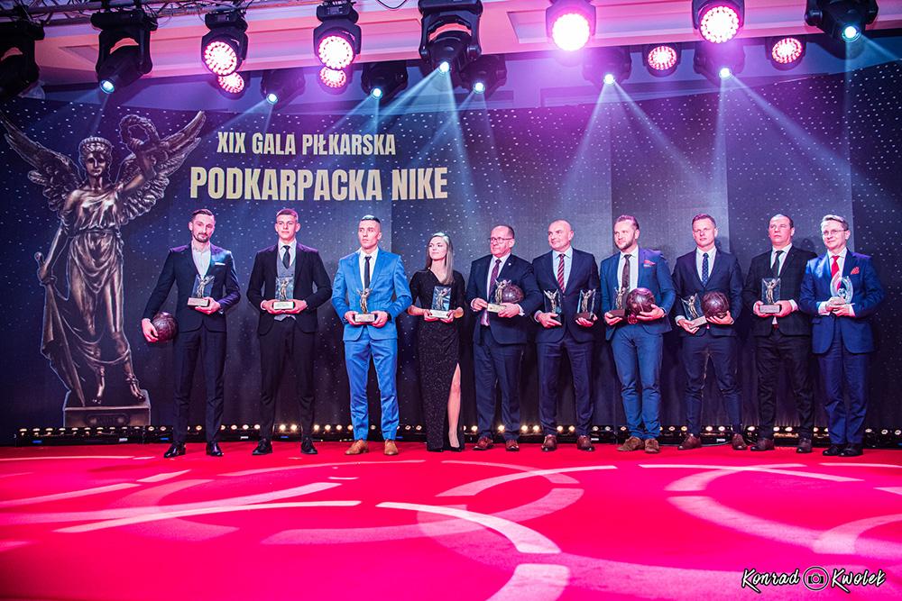 Na zdjęciu laureci XIX gali piłkarskiej Podkarpacka Nike. Kolejna gala już 9 lutego 2024 roku (fot. Konrad Kwolek)