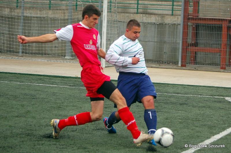 Piłkarze Pogoni Leżajsk (biało-czerwone koszulki) wygrali z Sawą Sonina 3-0 (fot. Bogusław Szczurek)