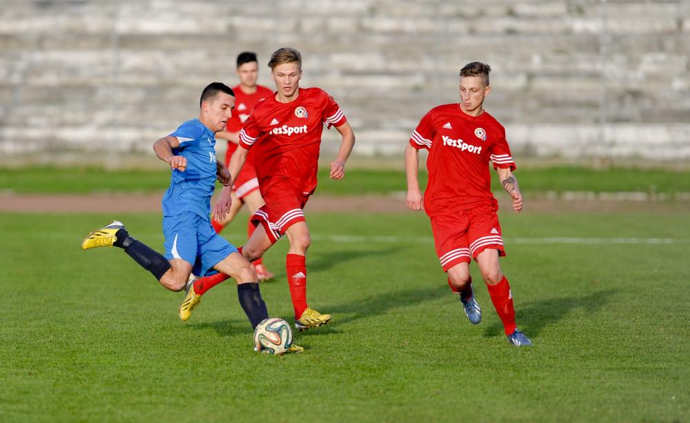 Polonia Przemyśl wygrała w Malawie 4-0. Na zdjęciu z piłką Mateusz Wanat.