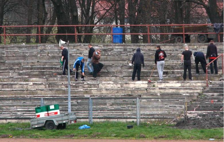 Kibice Polonii Przemyśl remontują trybuny przed meczem towarzyskim z Wisłą Kraków (fot. Przemyskie Bractwo)
