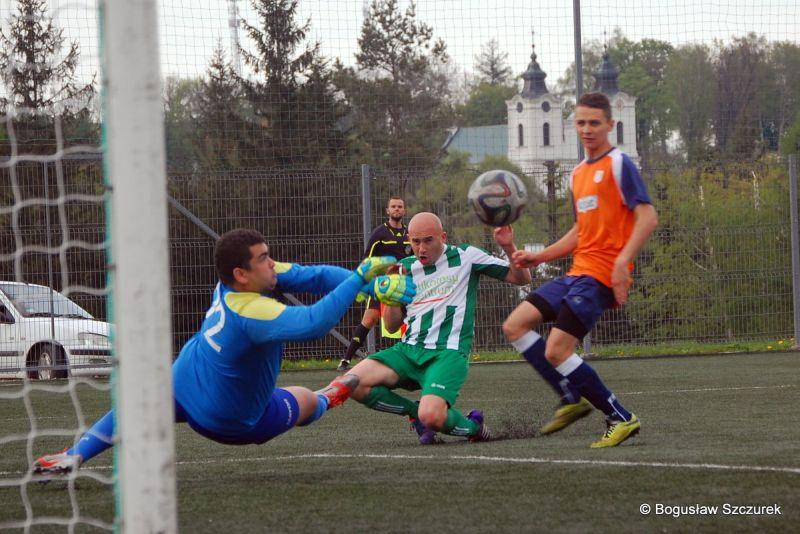 Przełęcz Dukla (pomarańczowo-granatowe stroje) pokonała Bukowiankę 2-0 (fot. Bogusław Szczurek)