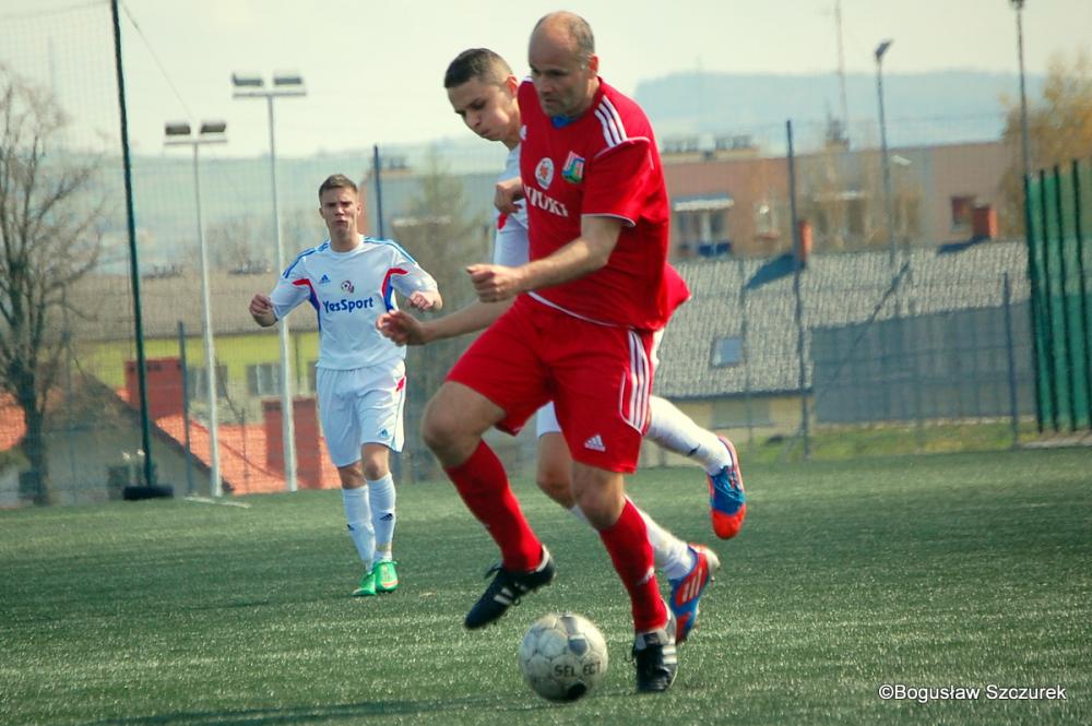 Na zdjęciu z piłką Artur Lebioda (fot. archiwum / Bogusław Szczurek)