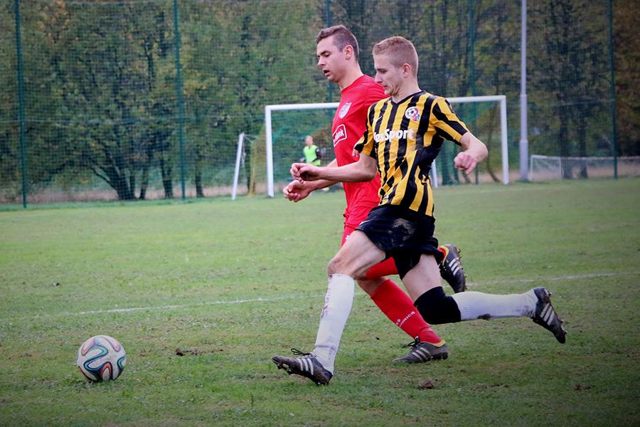 Piłkarze Przełomu Besko (żółto-czarne stroje) zwyciężyli w Niechobrzu 2-1 (fot. Natalia Styś / archiwum)
