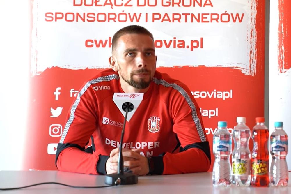 Radosław Adamski przed meczem z Widzewem Łódź odpowiadał na pytania dziennikarzy. (fot. YouTube)