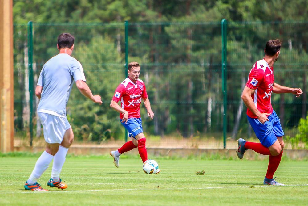Maciej Domański (w środku) podsumował drugą połowę meczu z Apklan Resovią (fot. PGE Stal Mielec)