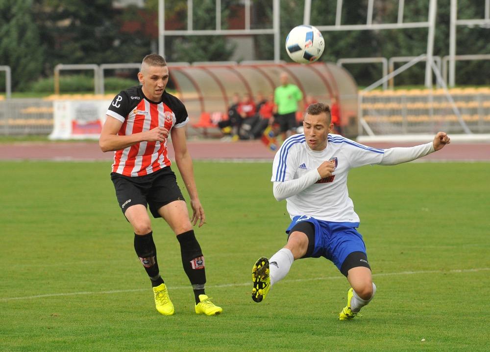 Karpaty Krosno (biało-niebieskie stroje) wygrały z Sołą Oświęcim 2-1 (fot. archiwum)