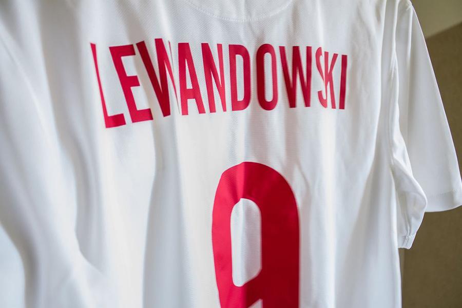 Wśród przedmiotów wystawionych na charytatywną aukcję przez JKS Jarosław jest oryginalna koszulka meczowa Roberta Lewandowskiego z autografem.