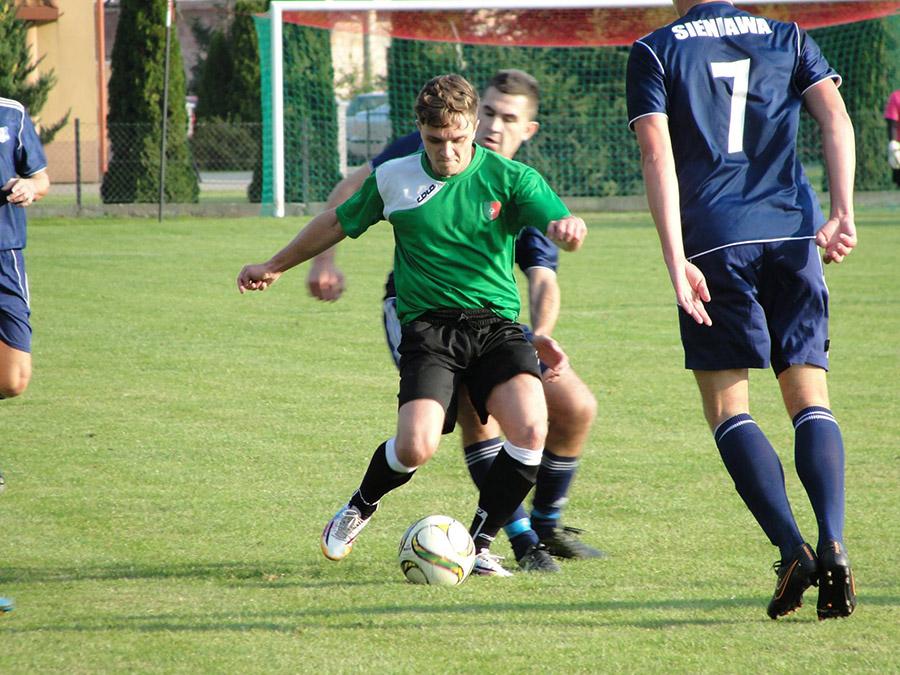 Sanoczanka (zielono-czarne stroje) postawiła się Sokołowi Sieniawa, ale ostatecznie przegrała 3-4 (fot. Daniel Kiesielewicz)