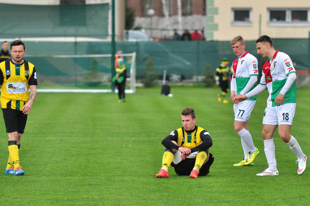 Piłkarze Siarki Tarnobrzeg (żółto-czarne stroje) z Brzesko wrócili bez punktów.