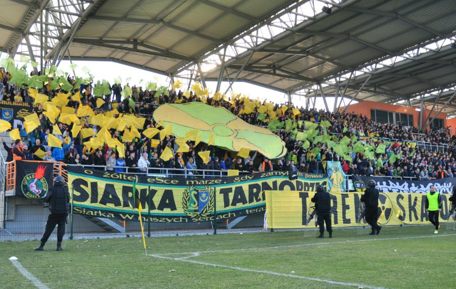 Jeżeli czarny scenariusz się ziści kibice Siarki Tarnobrzeg będą musieli dopingować swoją drużynę nie w II, a w IV lidze.