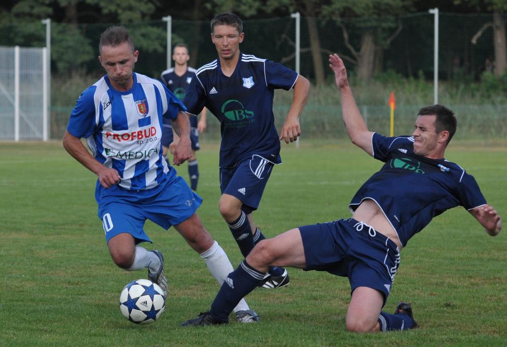 Karpaty Krosno (biało-niebieskie stroje, na zdjęciu Kamil Walaszczyk) pokonały Rzemieślnika Pilzno 1-0.
