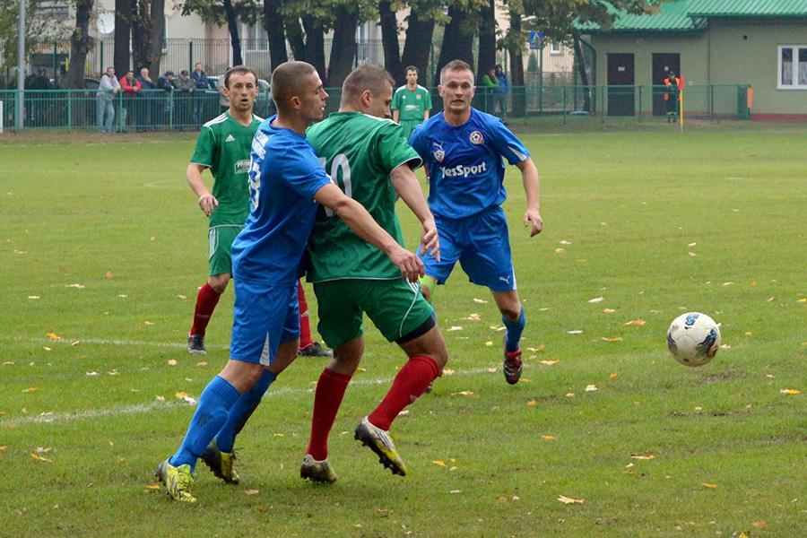 Po rundzie jesiennej dwie czołowe pozycja zajmują gracze Sokoła Nisko (zielono-czerwone stroje) i Cosmosu Nowotaniec. To główni kandydaci do awansu.