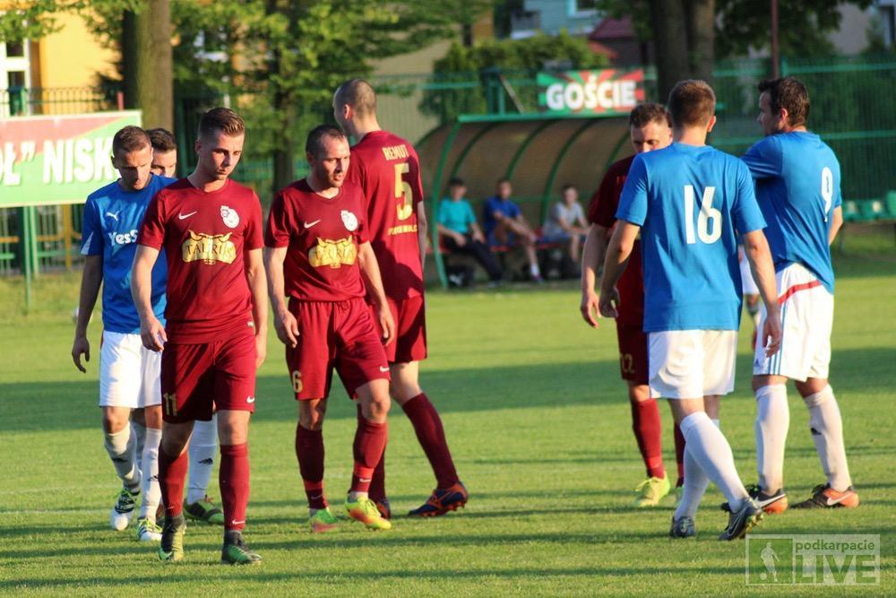 Sokół Nisko (niebieskie koszulki) zagra w Rzeszowie mecz o sześć punktów (fot. archiwum)