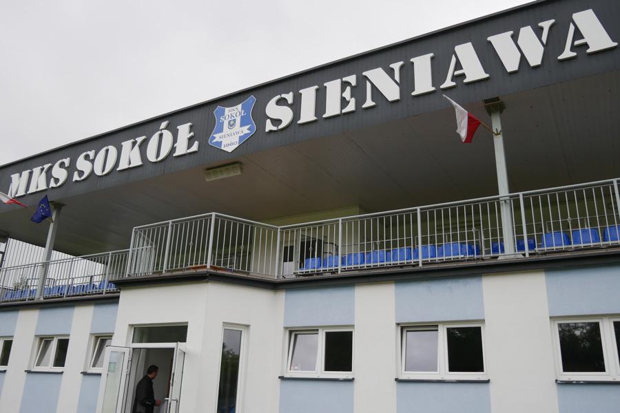 Już niedługo na stadionie Sokoła w Sieniawie mogą zagościć 3-ligowe drużyny (fot. kairo).