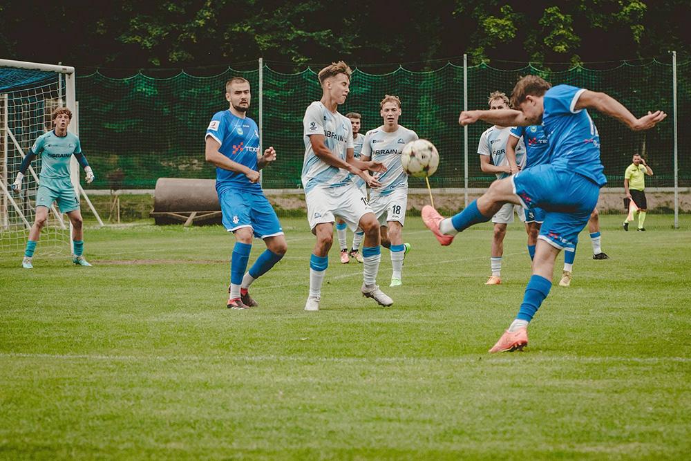 Sokół Sieiawa (niebieskie stroje) uległ Stali II Rzeszów 0-1 w sparingu (fot. facebook.com / Sokół Sieniawa)