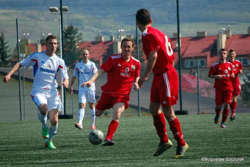 Sokół Nisko (czerwone stroje) wygrał 1-0 z Rzemieślnikiem Pilzno i przedłużył serię wygranych do czterech spotkań z rzędu (fot. Bogusław Szczurek)
