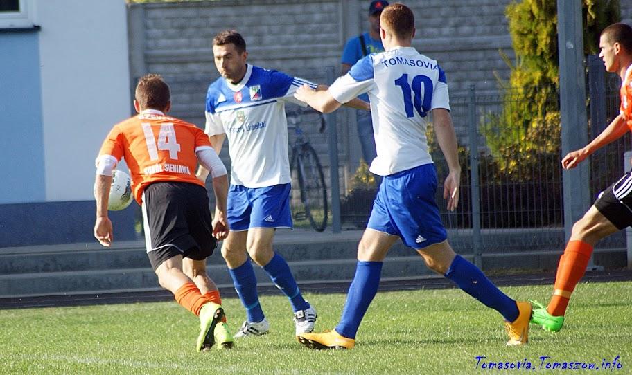 Sokół Sieniawa (pomarańczowe koszulki) uległ Tomasovii 2-3 (fot. tomasovia.tomaszow.info)