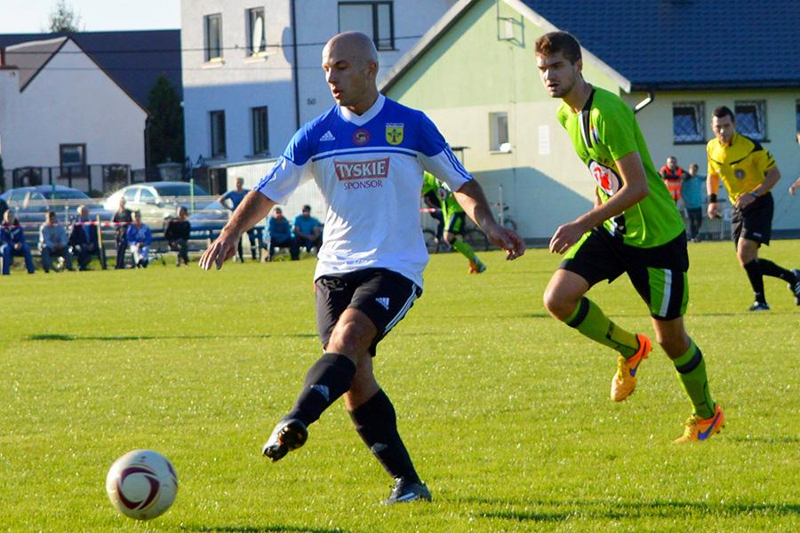Stal Nowa Dęba (biało-niebieskie stroje) wygrała w Sokolnikach 4-3.