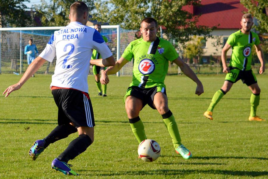 Piłkarze Sokołą Sokolniki (zielone koszulki) po rundzie jesiennej zajmują ostatnie miejsce w tabeli 4 ligi podkarpackiej.
