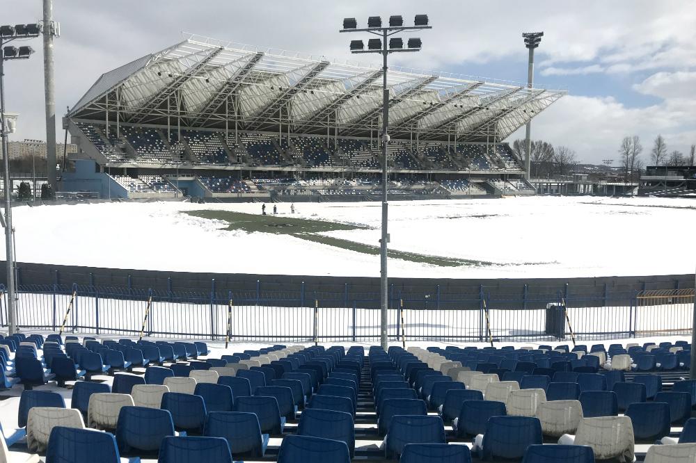 Murawa Stadionu Miejskiego w Rzeszowie prawie w całości jest przykryta śniegiem. Trwa odśnieżanie boisko.