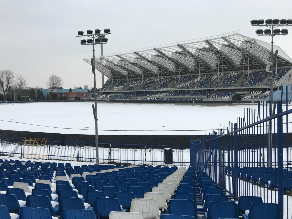 Murawa Stadionu Miejskiego w Rzeszowie, gdzie swoje mecze rozgrywa Stal Rzeszów, dziś jest przykryta sporą warstwą śniegu. Prognoza pogody na najbliższe dni nie zapowiada się 