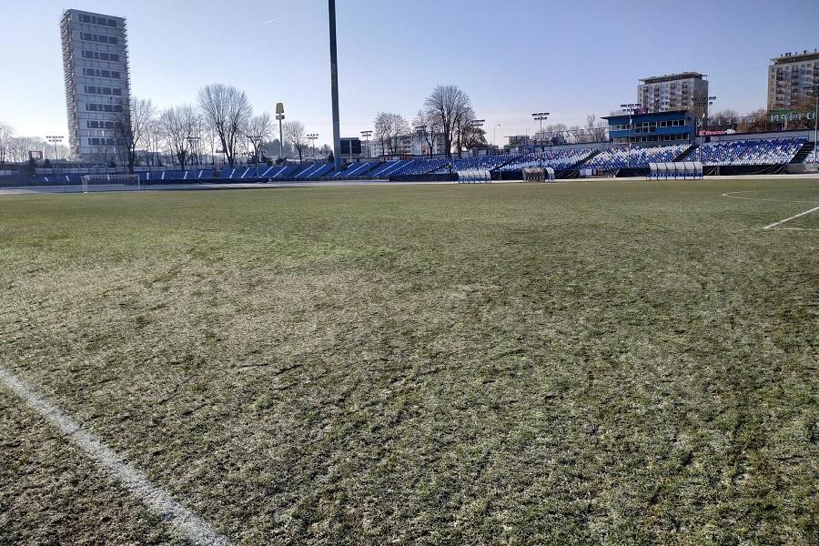 Tak wyglądała murawa Stadionu Miejskiego w Rzeszowie w sobotę. Okazuje się, że mecz Resovii z ROW-em Rybnik odbędzie się dopiero na wiosnę. (fot. własne)