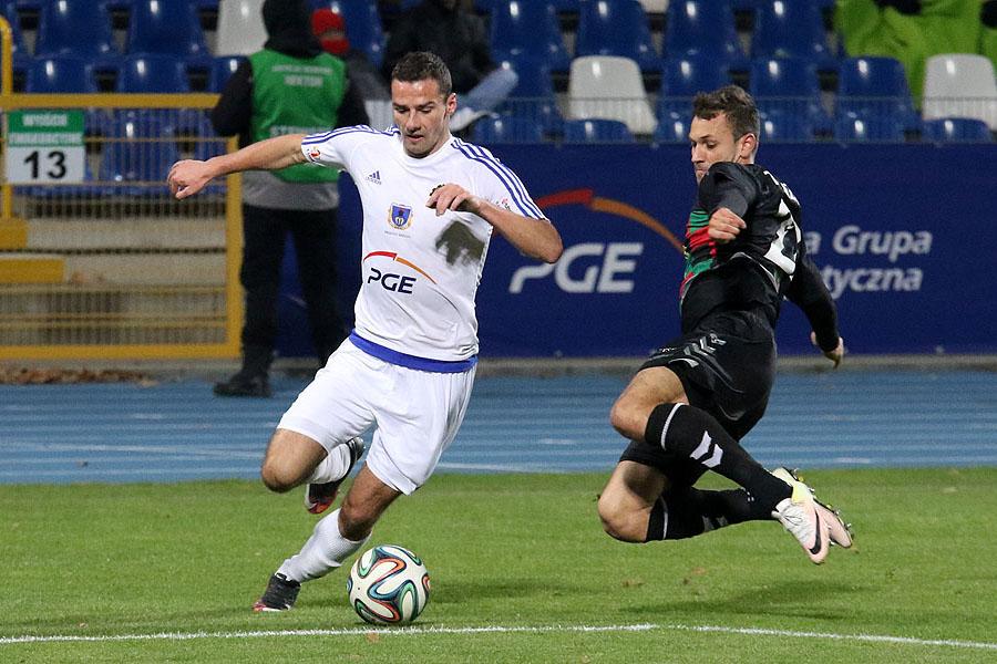 Stal Mielec (białe stroje) pokonała GKS Tychy choć na kwadrans przed końcem przegrywała jeszcze 0-2.