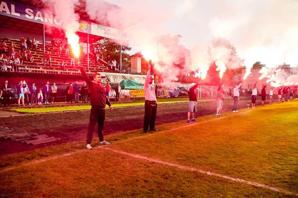 Kibice Stali Sanok odpalili 70 rac świętując 70-lecie klubu (fot. Tomasz Sowa)