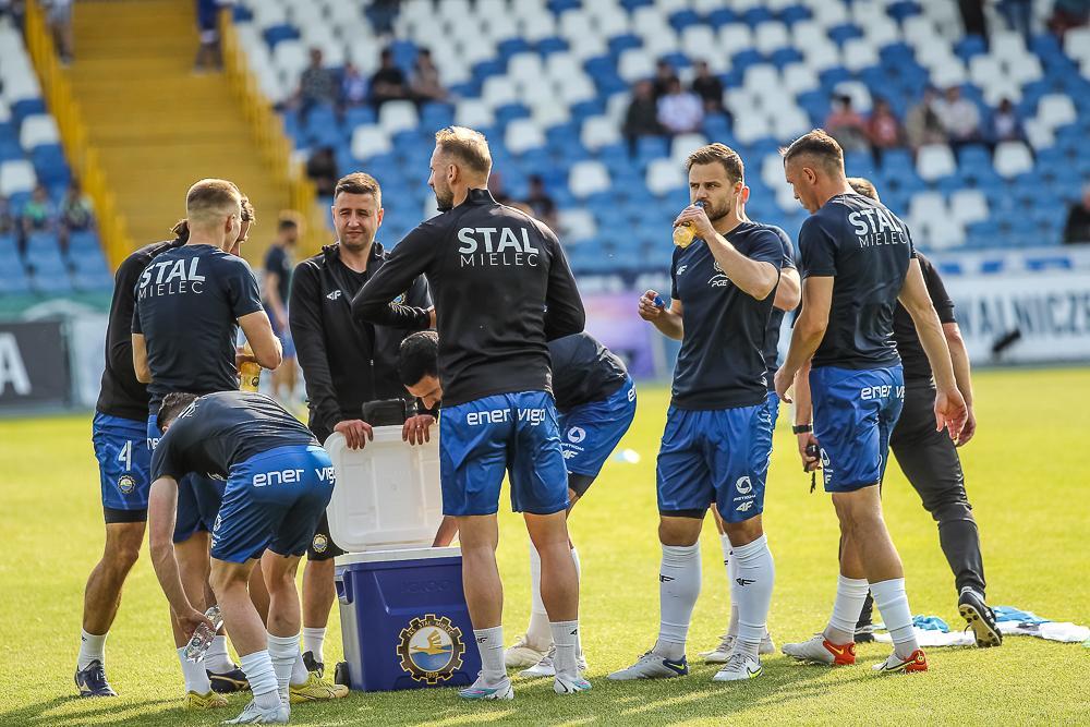 Ośmiu piłkarzy oficjalnie pożegnało się ze Stalą Mielec! (fot. Radek Kuśmierz)