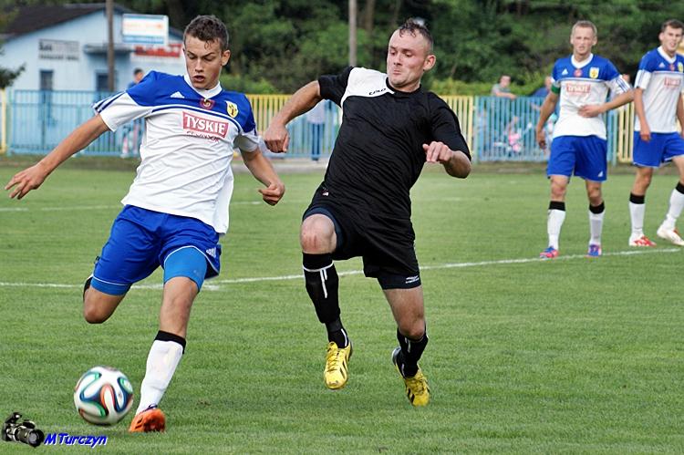 Stal Nowa Dęba (niebiesko-białe stroje) wygrała ważny mecz w Soninie (fot. Mieczysław Turczyn)