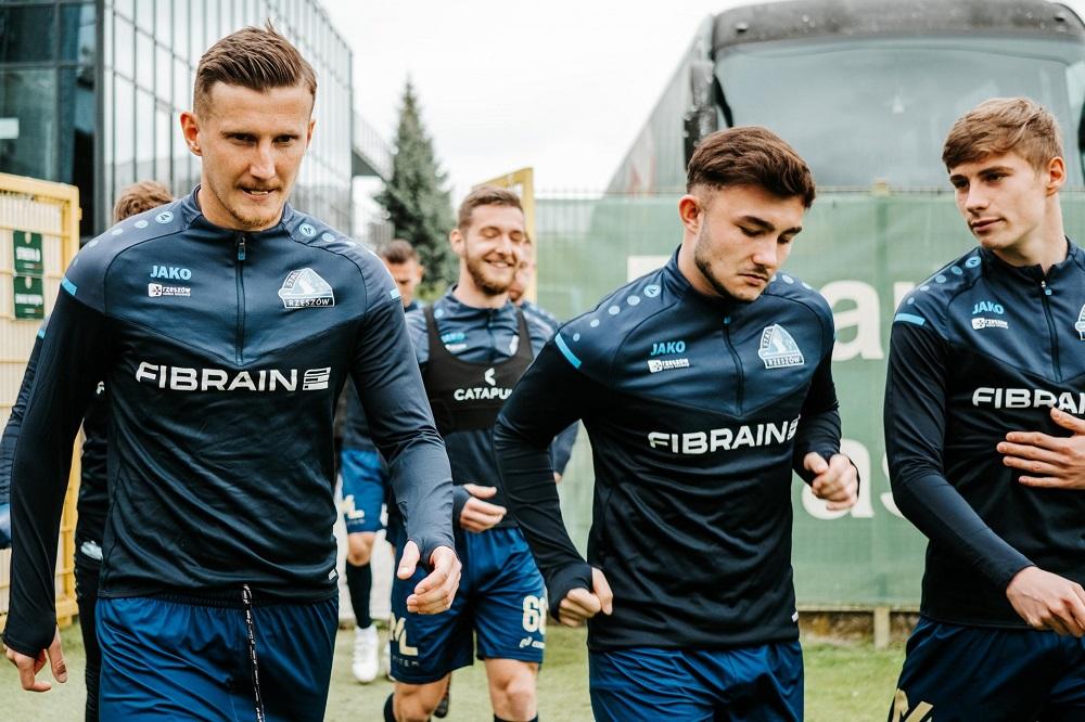 Stal Rzeszów rozegra pięć sparingów w ramach przygotowań do sezonu 2022/23. (fot. Stal Rzeszów)
