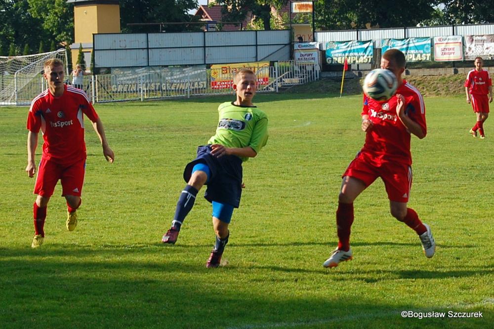 Strumyk Malawa (czerwone stroje) wygrał z Rzemieślnikiem Pilzno 3-0 (fot. Bogusław Szczurek)