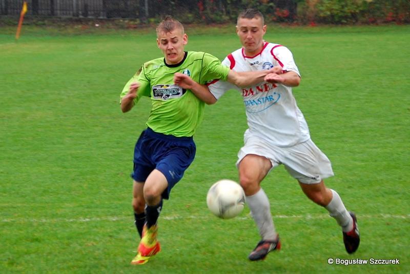 Strumyk Malawa (białe stroje) wygrał z Kolbuszowianką 5-0 i wciąż jest w grze o utrzymanie (fot. Bogusław Szczurek)