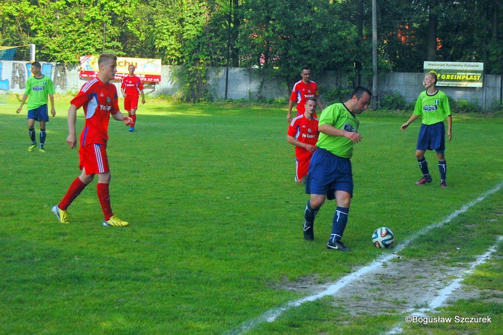 Piłkarze Strumyka Malawa w czerwonych strojach (fot. Bogusław Szczurek / archiwum)
