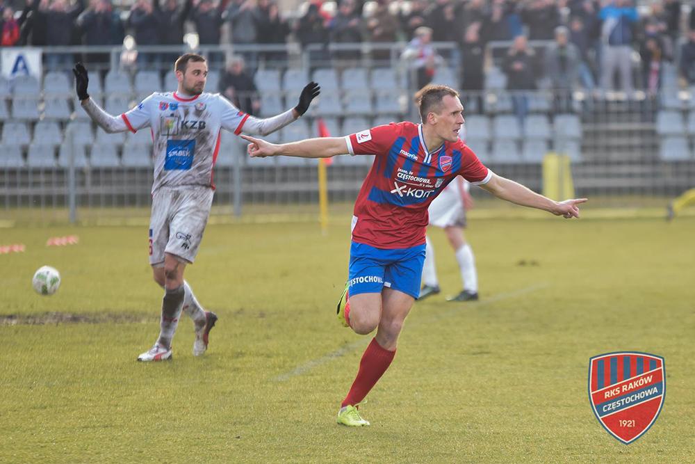 Tomasz Płonka w barwach Rakowa Częstochowa rozegrał 28 meczów w II lidze. Zdobył 2 gole (fot. rksrakow.pl)