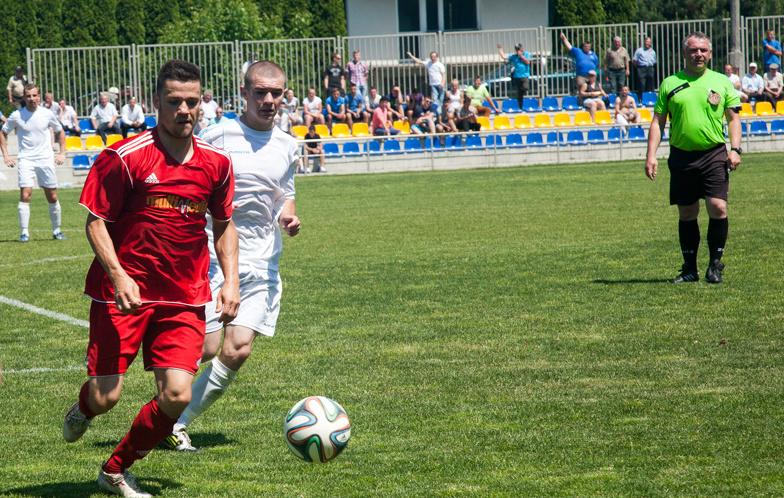 Piłkarze Victorii Czermin (czerwone stroje) pokonali Igloopol Dębica 4-0 (fot. lksvictoria.strefa.pl)