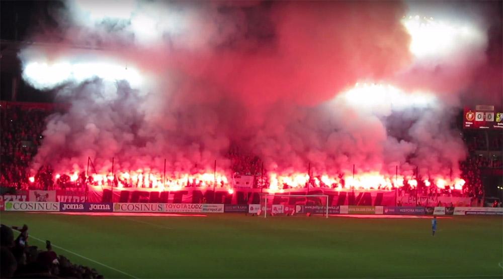 Na meczu Widzewa Łódź z Siarką Tarnobrzeg panowała gorąca atmosfera. Na trybunach zasiadło blisko 17 tysięcy ludzi (fot. youtube.com)