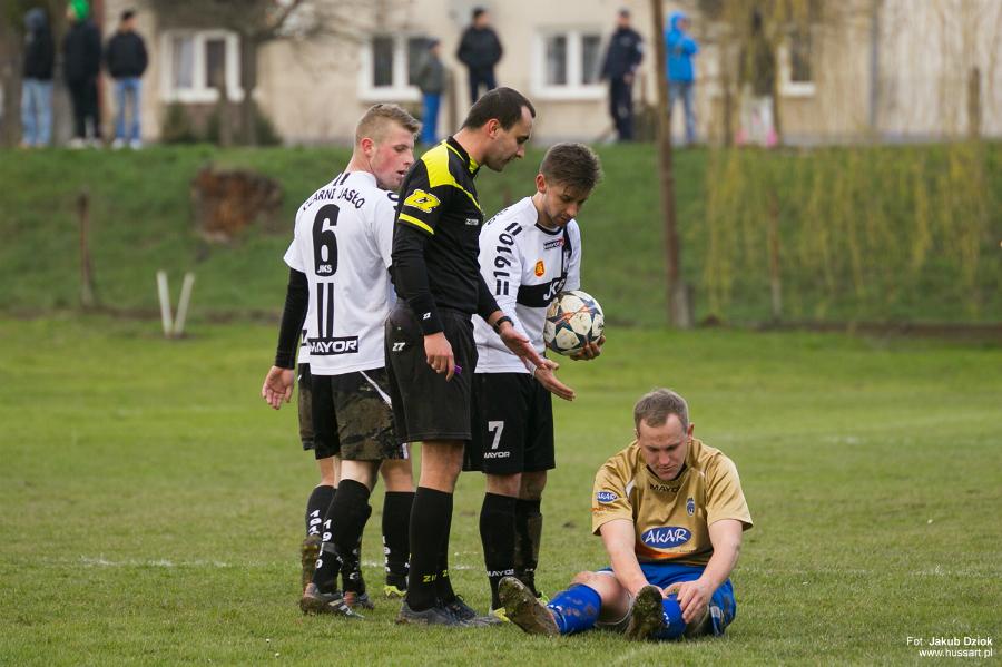 Waldemar Złotek (z prawej) strzelił jedynego gola w meczu Wisłok Wiśniowa - Wisłoka Dębica (fot. archiwum / Jakub Dziok)