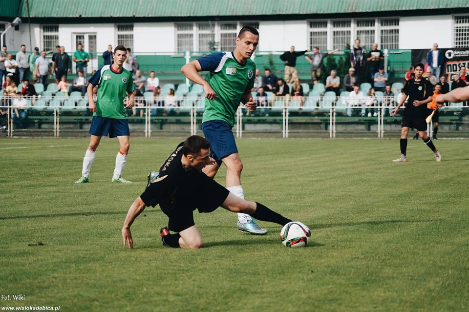 Piłkarze Crasnovii w zielono-niebieskich koszulkach (fot. Wiki / wislokadebica.pl)