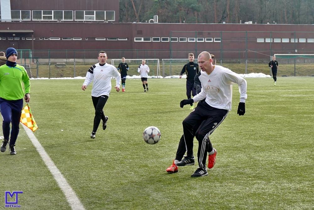 W sobotę Piast Tuczempy (białe koszulki) pokonał Wisłokę Dębica 2-0 (fot. Mieczysław Turczyn)