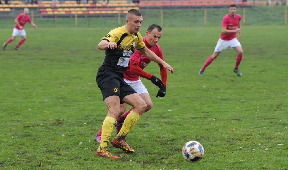 Piłkarze Izolatora w żółto-czarnych strojach (fot. archiwum)