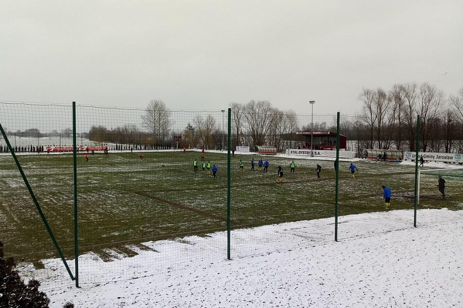 Przy padającym śniegu Wólczanka Wólka Pełkińska pokonała MKS Trzebinia. (fot.facebook.com/WolczankaWP)