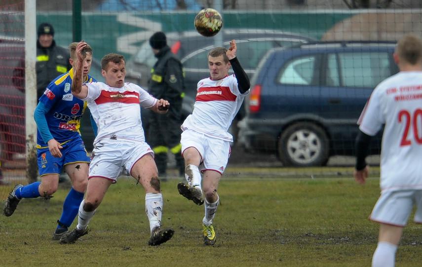 Piłkarze Wólczanki (biało-czerwone stroje) zremisowali z Chełmianką 1-1.