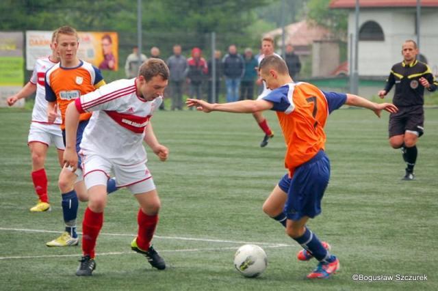 Wólczanka (biało-czerwone stroje) wygrała w sparingu z LKS-em Skołoszó 4-0 (fot. Bogusław Szczurek)
