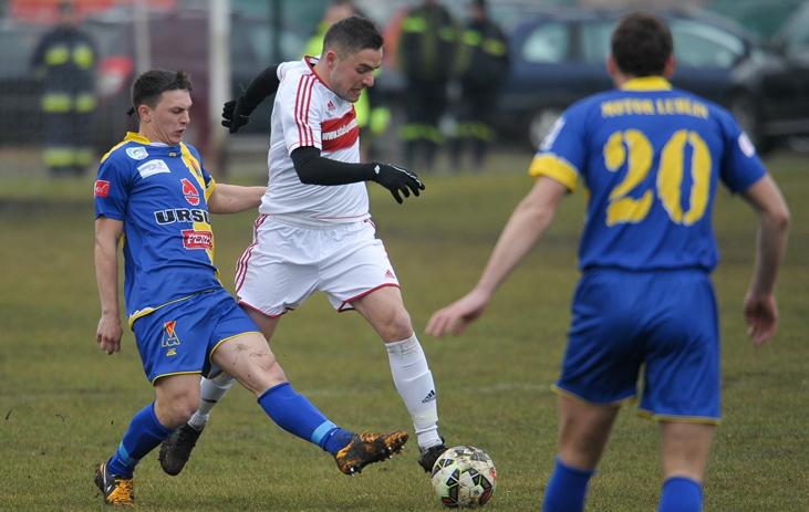Motor Lublin (niebiesko-żółte stroje) pokonał Sokoła Sieniawa 2-0.