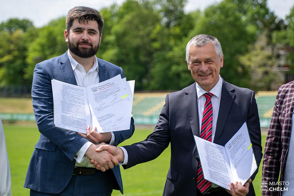 Na zdjęciu prezydent Chełma Jakub Banaszek (z lewej) oraz Tomasz Sałata z firmy Mirbud, głównego wykonawcy inwestycji (fot. UM Chełm)