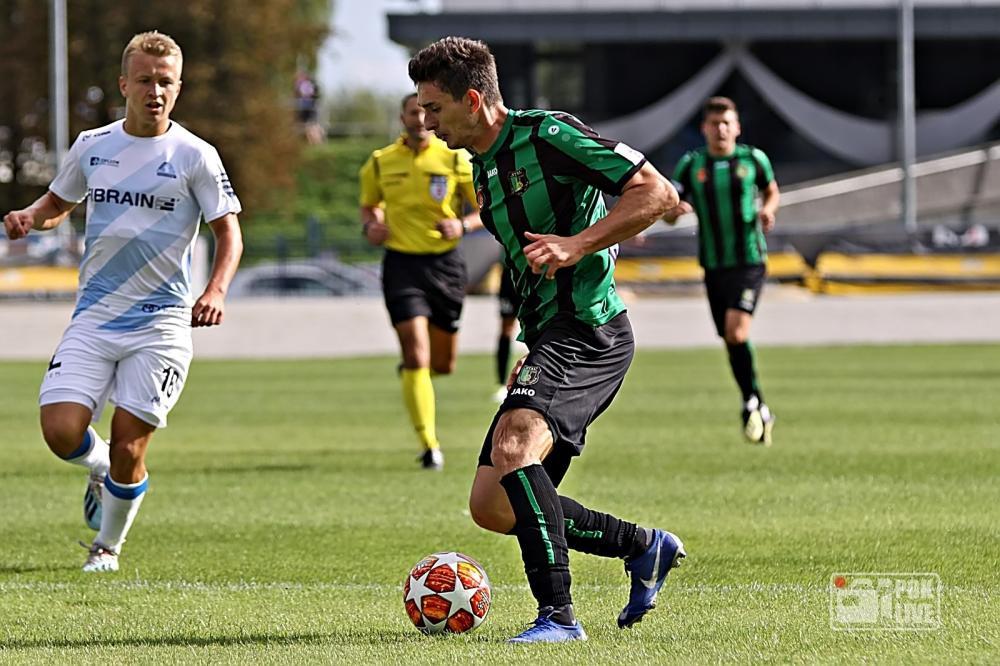 Stal Stalowa Wola (zielono-czarne stroje) zmierzy się ze Stalą Rzeszów w lidze już poraz 43. Zdjęci z września 2019 roku (fot. Radosław Kuśmierz / archiwum)