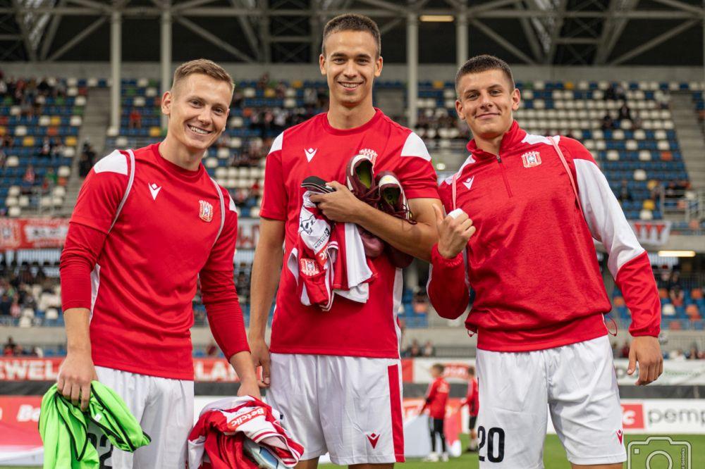 Karol Chuchro (na środku) wypada z gry do stycznia (fot. archiwum/ P. Golonka/ Resovia)